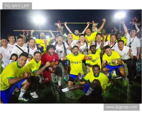 与足球明星共度佳节交换心意礼物传递友谊与热情