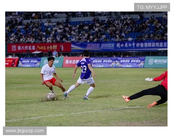 年轻帅气的足球明星如何在赛场内外赢得无数粉丝的心与热爱